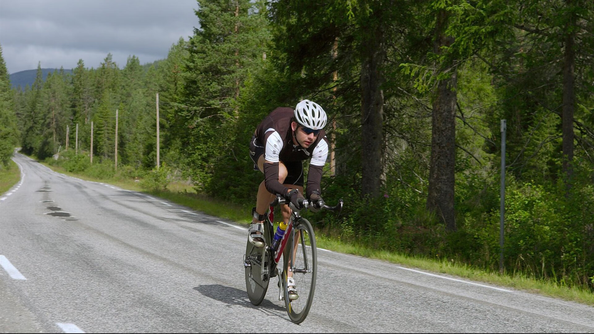 欧冠淘汰赛焦点战，莱比锡红牛火力全开，全面压制雷恩