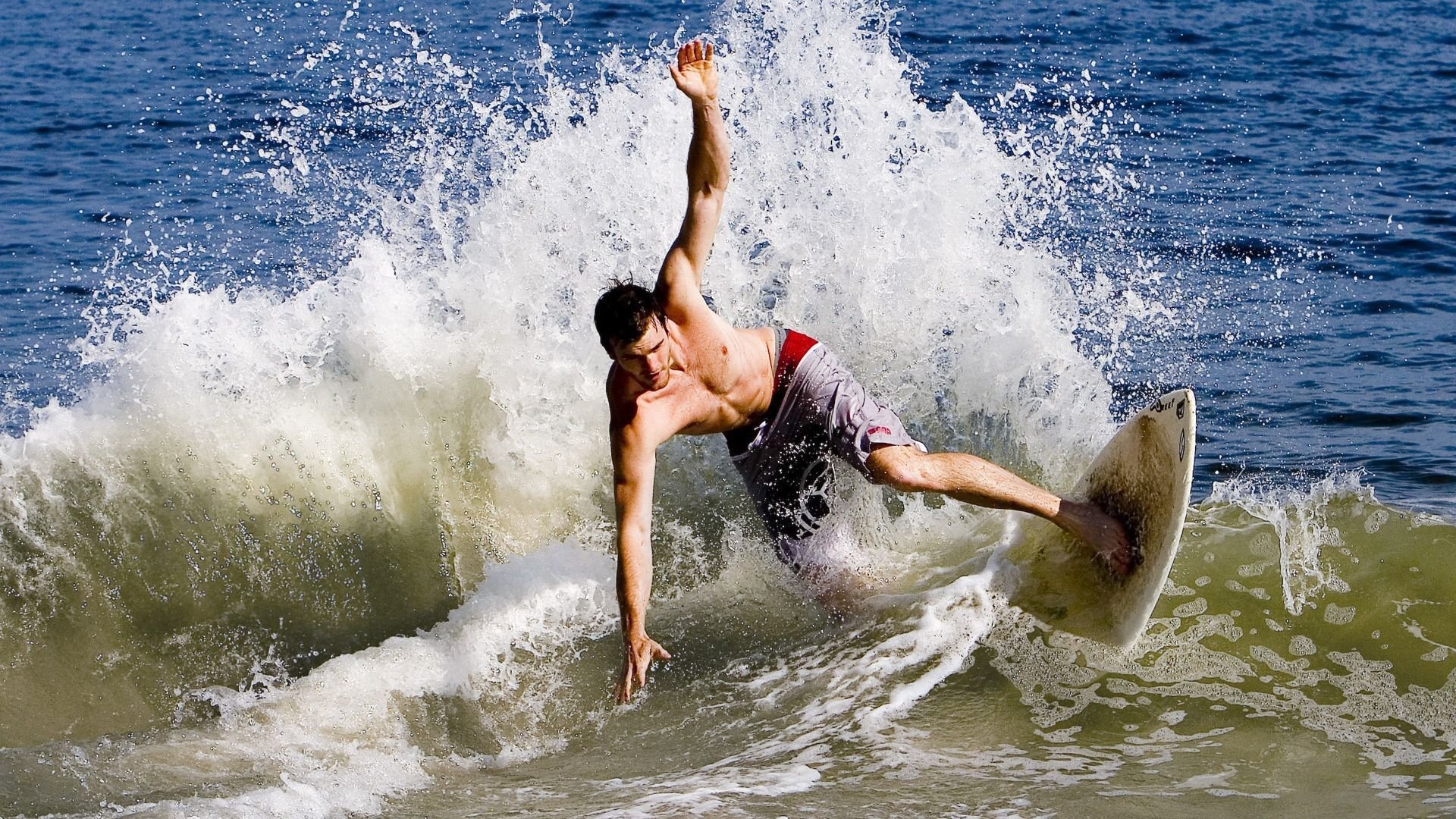 引擎与心跳，当F1街道赛的轰鸣，遇见篮球绝杀的终场哨